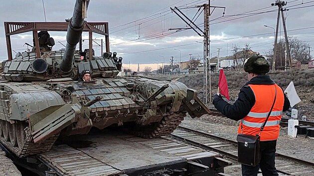 Rusk tank naloen na eleznin nstupit po skonen vojenskch cvien v jinm Rusku. 
(15. nora 2022)