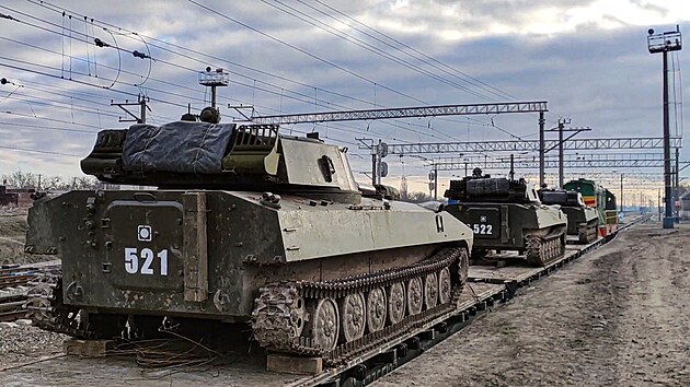 Rusk tanky naloeny na eleznin nstupit po skonen vojenskch cvien u hranic s Ukrajinou. 
(15. nora 2022)