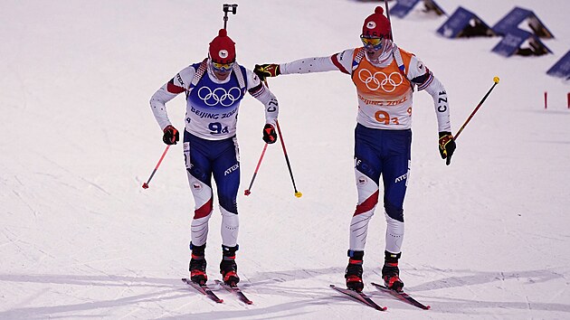 Mikul Karlk (vpravo) pedv tafetu Michalu Krmovi ve smen tafet na olympijskch hrch v Pekingu. (12. nora 2022)