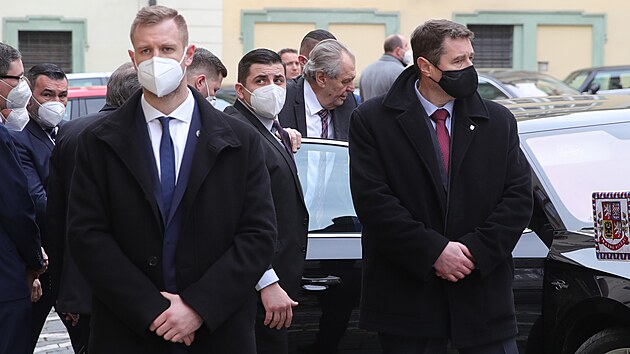 Prezident republiky Milo Zeman odjd po skonen projevu ve Snmovn. (18. nora 2022)