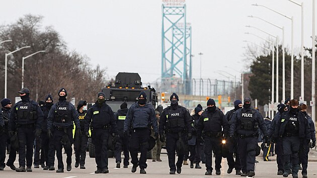 Kanadsk policie vyklidila most, kter spojuje Kanadu a USA .(13. nora 2022)