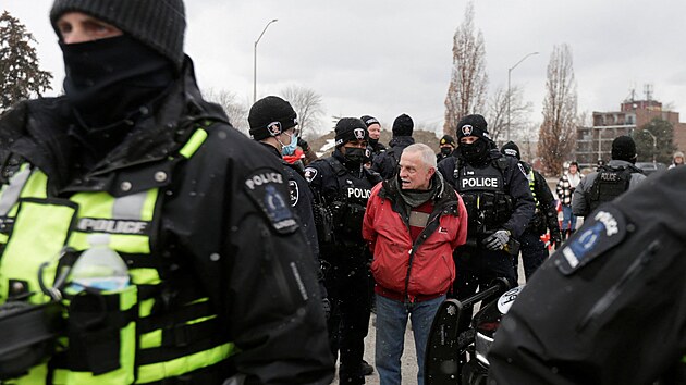 Kanadsk policie zadrela demonstranta pobl mostu Ambassador Bridge. (13. nora 2022)
