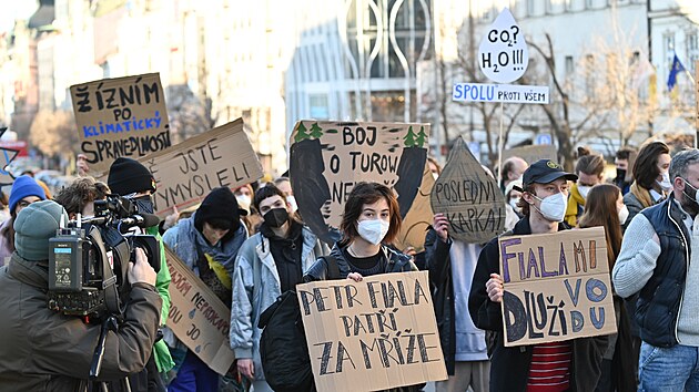 Pes sto lid demonstrovalo v Praze proti urychlenmu schvlen smlouvy o tb v dole Turw. Akci uspodala organizace Greenpeace. (13. nora 2022)