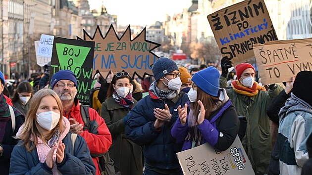 Pes sto lid demonstrovalo v Praze proti urychlenmu schvlen smlouvy o tb v dole Turw. Akci uspodala organizace Greenpeace. (13. nora 2022)