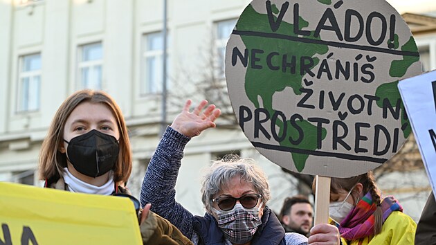 Pes sto lid demonstrovalo v Praze proti urychlenmu schvlen smlouvy o tb v dole Turw. Akci uspodala organizace Greenpeace. (13. nora 2022)