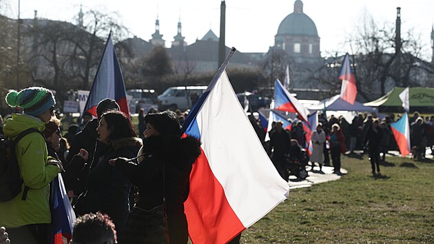 Na praskm Klrov se seli lid, aby protestovali kvli vldn novele pandemickho zkona, kterou projednv Sent sdlc na nedalekm Valdtejnskm nmst. (10. nora 2022)