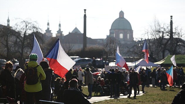 Na praskm Klrov se seli lid, aby protestovali kvli vldn novele pandemickho zkona, kterou projednv Sent sdlc na nedalekm Valdtejnskm nmst. (10. nora 2022)