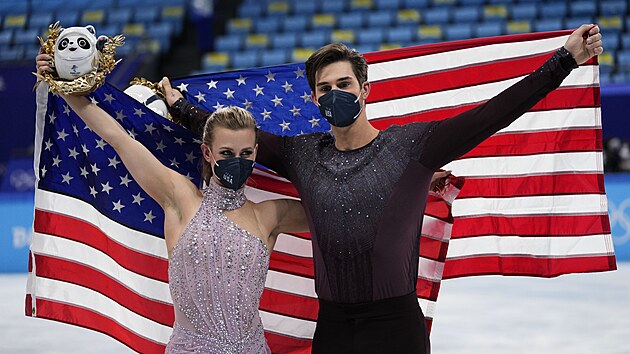 Madison Hubbellov a Zachary Donohue se raduj ze tetho msta v sout tanench pr na hrch v Pekingu.