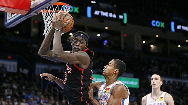 Pascal Siakam z Toronta v utkn proti Oklahom.