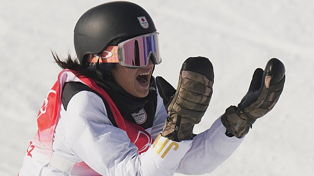 Ajumu Hirano slav trumf ve finle U-rampy na olympijskch hrch v Pekingu.