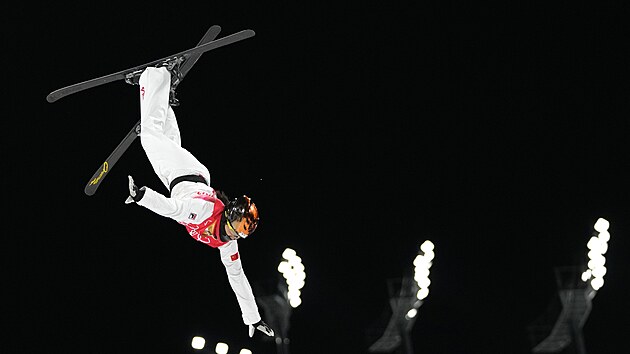 Akrobatick skokanka na lych S Meng-tchao na olympijskch hrch v Pekingu.