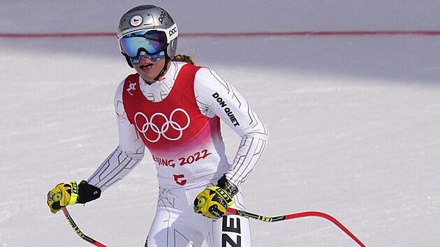 Ester Ledecká v cíli kombinačního sjezdu na olympijských hrách v Pekingu.