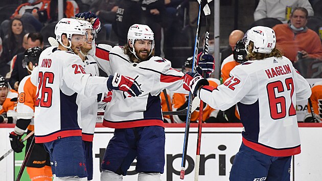 Michal Kempn� (uprost�ed) slav� s par��ky z Washingtonu sv�j g�l.