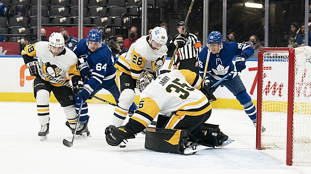 David K�mpf z Toronta bojuje p�ed brankou Pittsburghu s Dominikem Simonem.