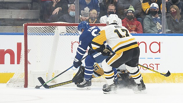 David K�mpf z Toronta sk�ruje proti Pittsburghu.