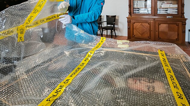 Kastel�n Kuksu Libor �vec rozbaluje portr�t Jana Michaela �porka.