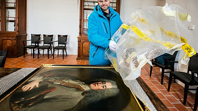 Kastelán Libor Švec rozbaluje navrátivší se portrét Jana Michaela Šporka.