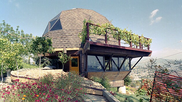 Dům s kopulí nabízí nádherný výhled na část San Fernando Valley.