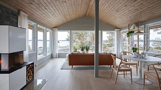 Interiér chaty získal typický skandinávský minimalistický vzhled i barevnost.