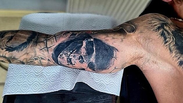 Radek Roušal si nechal tetování s podobiznou Hitlera předělat na lebku.