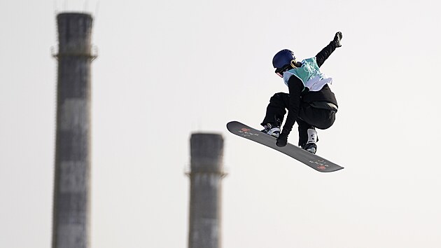 Rakousk snowboardistka Anna Gasserov ve finle olympijsk soute v Big Airu.