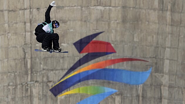 Novozlandsk snowboardistka Zoi Synnotov Sadowsk ve finle olympijsk soute v Big Airu.