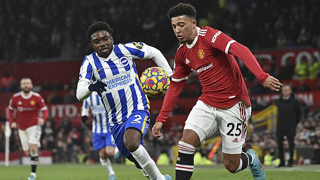 Jadon Sancho (vpravo) z Manchesteru United v souboji s Tariqem Lampteyem z Brightonu.