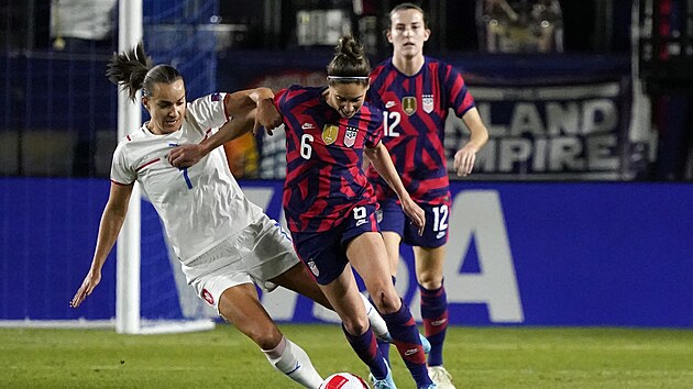 esk fotbalistka Lucie Martnkov (vlevo) v souboji s Ameriankou Morgan Gautratovou.