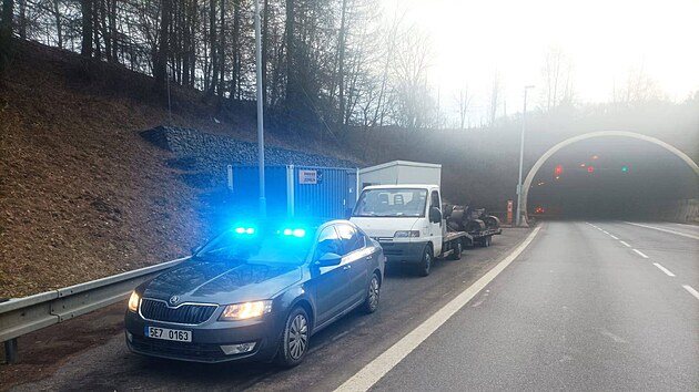 Policist zastavovali auto s podezele ukotvenm nkladem u Hebeskho tunelu.