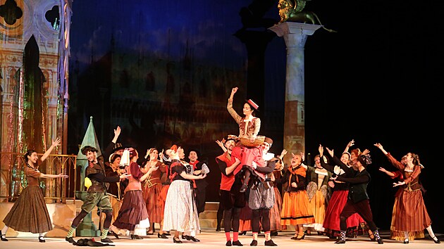 Olomouck Moravsk divadlo uvede oblbenou operetu Johanna Strausse mladho Noc v Bentkch, kter se autoi nastudovn rozhodli dt italsk kostmy i celkovho temperamentnho jianskho ducha.