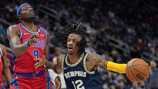 Ja Morant (12) z Memphis Grizzlies najd kolem Jeramiho Granta z Detroit Pistons.