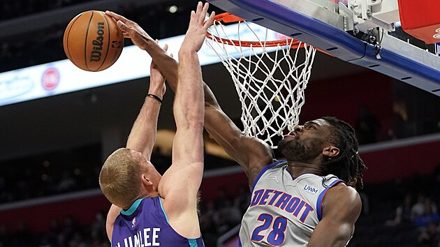 Isaiah Stewart (28) z Detroit Pistons blokuje Masona Plumleeho z Charlotte Hornets.