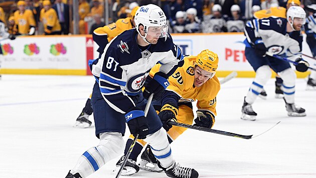 Kristian Reichel (87) z Winnipeg Jets stl na brnu Nashville Predators, zastavit se ho sna Mark Borowiecki (90).