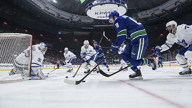 Jason Dickinson (18) z Vancouver Canucks m k brn Toronto Maple Leafs, kterou hj Petr Mrzek.