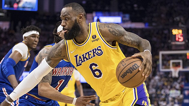 LeBron James (6) z Los Angeles Lakers to v zpase s Golden State Warriors.