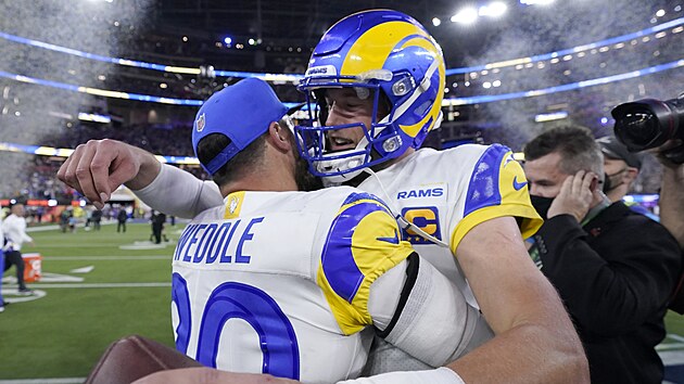 Eric Weddle (vlevo) a Matthew Stafford z Los Angeles Rams slav vtzstv v Super Bowlu.