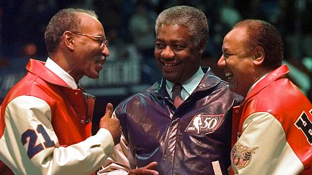 Dave Bing, Oscar Robertson a Lenny Wilkens (zleva) na Utk�n� hv�zd NBA v roce 1997