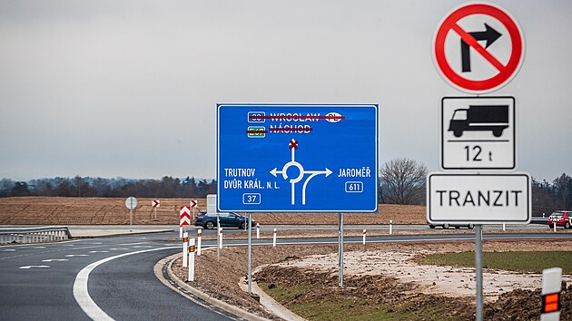 Okru�n� k�i�ovatka u Ho�enic, kde D11 zat�m kon��. D�lnice na Wroc�aw nepokra�uje (9. 2. 2022).