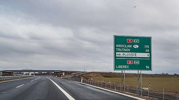 Cedule na nov�m �seku d�lnice D11 u Hradce Kr�lov�. Naviguj� �idi�e na Wroc�aw, by� d�lnice a� k hranici zat�m nevede (9. 2. 2022).