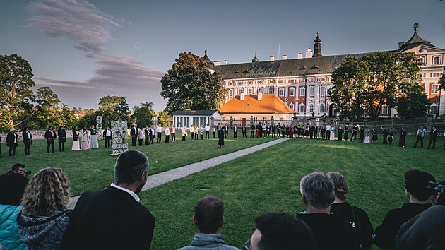 Police Symphony Orchestra s tanečníky i hosty vystoupila v broumovském klášteře na benefičním koncertě P.S. ONLINE, kvůli covidu-19 se vysílal. (31. května 2020)