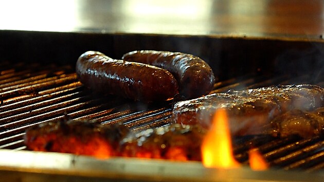 Klobsa boerewors na grilu v kuchyni restaurace Choma BBQ