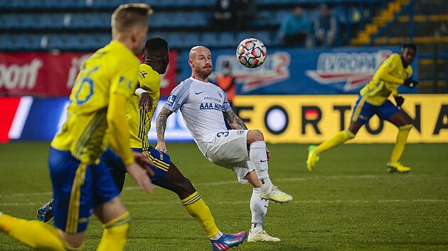 Miroslav Stoch v libereckm dresu kontroluje balon bhem utkn se Zlnem.