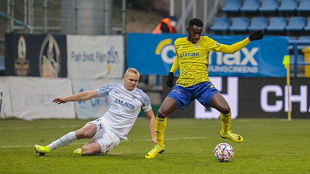 Zlnsk fotbalista Youba Dram u balonu v duelu s Libercem. Na zemi soupev kapitn Jan Mikula.