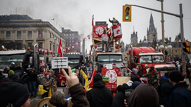 Lid v kanadsk metropoli Ottaw u skoro ti tdny protestuj proti covidovm opatenm kanadsk vldy Justina Trudeaua. (17. nora 2022)