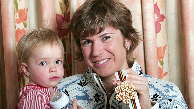 Kateina Neumannov, jej dcera Lucie a zlat medaile z MS v klasickm lyovn v Oberstdorfu (24. nora 2005)
