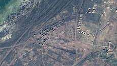 Satelitní snímky ruských jednotek ve vojenském prostoru Filativka na Krymu (15....