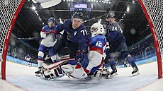 Finský útoník Leo Komarov a slovenský branká Branislav Konrád v urputném...