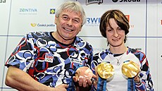 VANCOUVER 2010: Martina Sáblíková a kou Petr Novák ukazují medailovou sbírku.