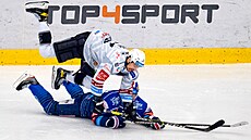 Karlovarský Martin Osmík padá p�es Tomá�e Plekance z Kladna.