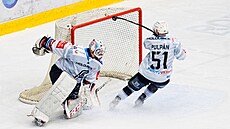 Zmar Karlových Var�. Luká� Pulpán se marn� sna�í zabránit puku v cest� do...